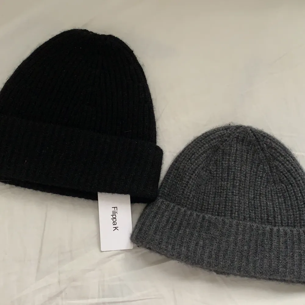 Svart Filippa k mössa prislapp kvar-50% ull, 50% Jak (nypris 700) mitt pris 450kr. Hm grå cashmere mössa, anväven 1 gång-250kr. Stickat.