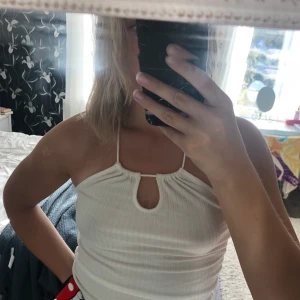 Vitt linne - Vit gullig topp i storlek S💞 plagget är i gott skick!! 50kr + frakt