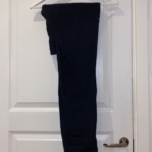 Svarta chinos. Storlek: L - Svarta chinos från LAGER157, i storlek: L. Använda fåtal gånger. Frakt tillkommer. 