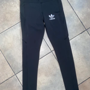 Adidas träningstights - Säljer då dom tyvärr blivit för små för mig! Jättesköna och stretchiga till träning! Säljer billigt då jag inte vet ifall dom är äkta. Ifall att fler vill ha så gäller budning! Säljaren står för frakten! 💕