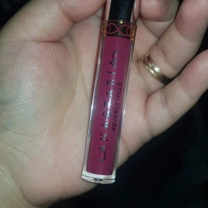 Anastasia läppstift matta  - Anastasia läppstift helt ny. Köptes för 260+ säljer för 100kr. Vet inte vad färgen heter. Har haft den i sminkväskan och klisterlappern ssom.var under har blivit smutsig man kunde ej se texten så tog bort den. 