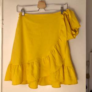 Gul kjol från vero Moda i Stl XS, använd 1 gång. Kjolen är omlott och knyts på sidan.
