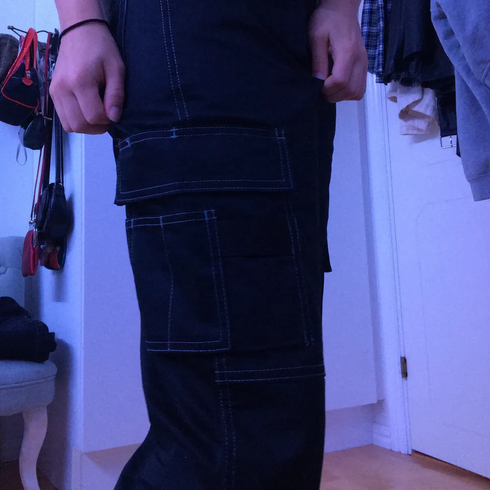 svarta, oanvända arbetarbyxor med fickor fram, bak och på båda byxbenen, men flera fack i fickorna också. supersköna och snygga. storleken motsvarar waist 24-26 inches, eller xs/s. Jeans & Byxor.