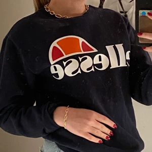 Ellesse sweatshirt - Säljer denna sweatshirten! Använd bara några få gånger så i väldigt bra skick:) flera som är intresserade så buda i kommentarerna💕