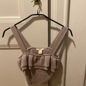 GLITTRIG TOPP! - Glittrig top / magtröja från HM. Aldrig använda men väldigt snyggt.