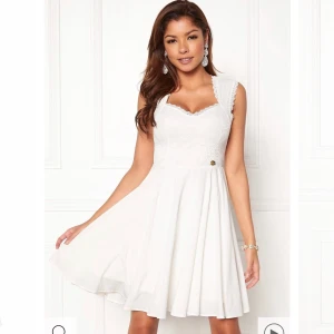 Klänning från bubbelroom stolek. XS - Köpt för 499kr säljs för 150kr använd 1 gång, så säljer den för den ej kommit till någon användning, super fin klänning