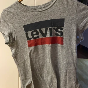 Levis tröja - Den här tröjan är extremt fin + skön, samt aldrig använd - då den är för liten för mig ! Priset kan ev diskuteras 