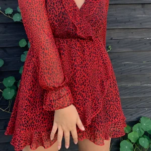 Röd mönstrad klänning - Supersöt volangklänning från HM. Använd ett fåtal gånger. Köpt för 250 (eller om det var 300)! Fin till boots eller med en stickad tröja över! Köpare står för frakt! Endast swish!