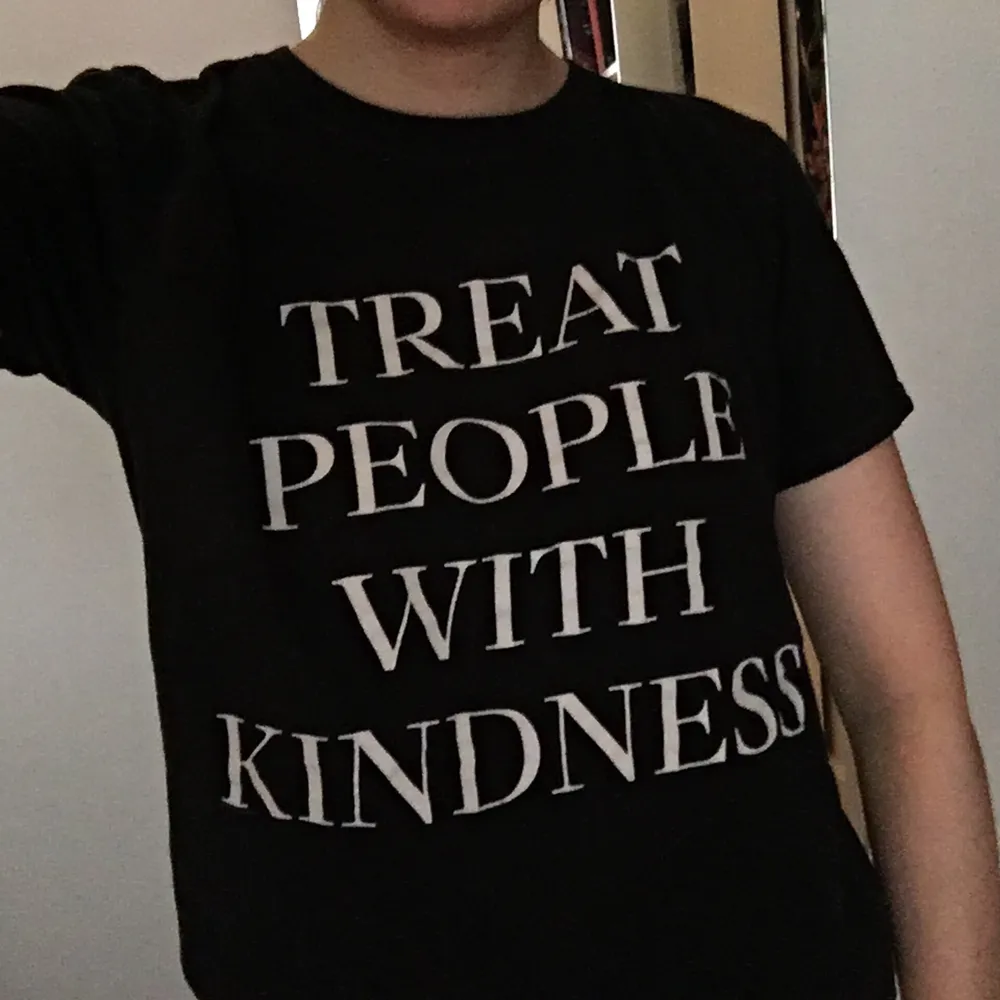 Svart tshirt med ”Treat People With Kindness” tryck. Official HS merch köpt 2017. Finns inte att köpa längre. Väl använd och lite slitigt tryck men annars mysig o bekvåm. Möter endast upp i Sthlm! . T-shirts.