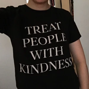 Harry Styles TPWK tshirt - Svart tshirt med ”Treat People With Kindness” tryck. Official HS merch köpt 2017. Finns inte att köpa längre. Väl använd och lite slitigt tryck men annars mysig o bekvåm. Möter endast upp i Sthlm! 