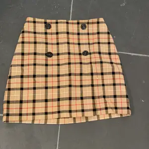 Suuuupefin beige kjol som liknar burberry och clueless! Storlek xs ❤️🥰 Från MNG