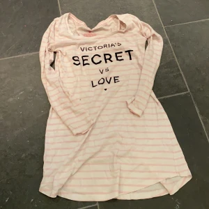 Ljusrosa randigt nattlinne VS - Nattlinne från VS i storlek xs! I begagnat skick så säljs därför billigare men suuuperfint, fin men billig present också! 