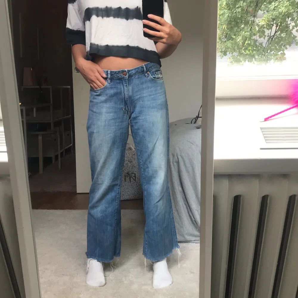 Snygga wide jeans från H&M i storlek 28/32 eller skulle säga att det passar en 36a ✨☯️. Jeans & Byxor.