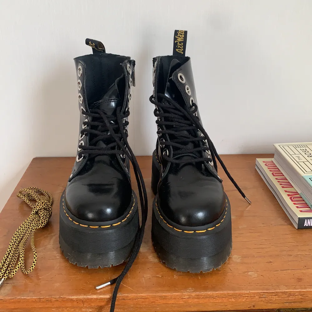 Svarta flatform boots med tjock sula - Säljer dom pga av för små för mig tyvärr. Nypris 2699kr och länken är här ——-> https://www.asos.com/se/prd/13258016?acquisitionsource=pasteboard.    Möts upp i Stockholm eller via post köparen står för frakten. Skor.