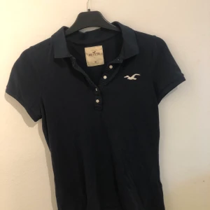 Hollister pike - En marinblå piké från hollister, storlek M men liten i storleken 