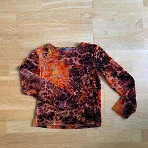 Långärmad brun-orange tröja i mesh med velour-blommor på