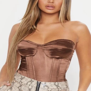 Korsett topp från Prettylittlething - Aldrig använd, passar en S alternativt en M med mindre byst