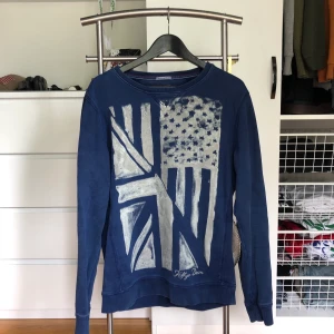Tröja från Hilfiger Strl M - Tröjan är i storlek medium och i gott skick. Har legat i garderoben ett bra tag och sällan använd. Frakten ingår.