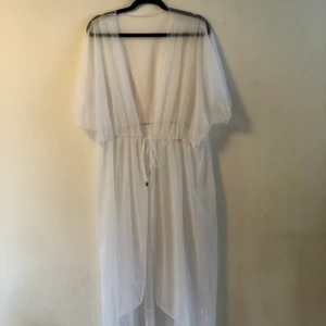 Kimono/sarong  - Aldrig använd. Skickar gärna men köparen betalar frakt 