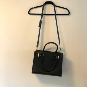 Handväska  - Handväska i mellanstor storlek, en laptop går ej ner men räcker gott och väl till vanliga vardagssaker. Använd ett par gånger, knappt några märken. Skickar gärna men köpare betalar frakten 