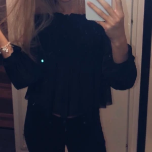 Blus - Säljer denna jättesöta blus från Gina, gör sig mycket finare på. Lite genomskinlig så passar bra på fest