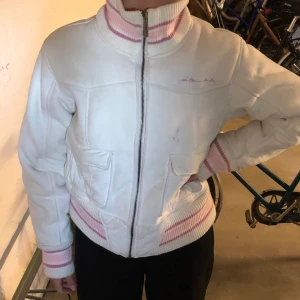 Vintage jacka! - Säljer den mjukaste vita vinterjackan med rosa detaljer från en second hand affär i London. Så varm och mjuk inuti!🤩 Storlek SMALL. Kan mötas upp i Örebro eller frakta, BUDA nedan eller skriv meddelande. Kram!🧚🏼‍♀️