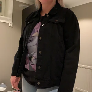 Jeansjacka  - En jeansjacka från BOOHOO, använd 1 gång. Storlek 42 men sitter lite tajt så känns mer som en 40. Säljer för 100kr (Men köparen står för frakten) 💫💕💕