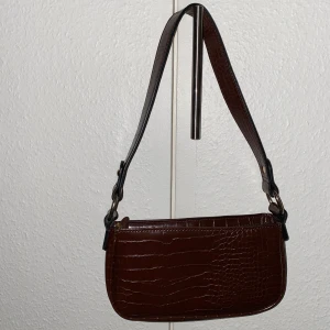 Mörkbrun väska  - Superfin mörkbrun axelväska. Köpare står för frakt! 