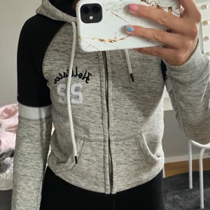 Hoodie - En grå jätte fin och skön hoddie från hollister. Knappt använd, bra skick. Har tyvärr inte kommit till användning så mycket och det är därför jag säljer den.💗💗