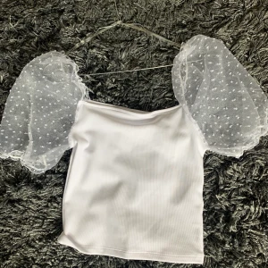 Puffarm tröja - Fin vit tröja, helt oanvänd! Passar S-L! Nypris 99kr, säljer för 70kr + frakt