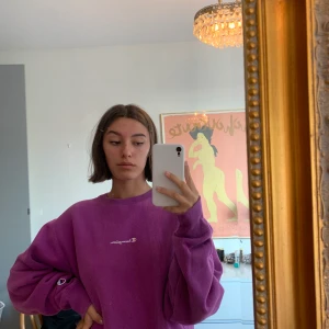 Champion hoodie - Så cool Champion hoodie i den mest underbara lila färgen. Den är unisex och i storleken medium. Väl använd och därför är den liiite nopprig men det tänker man inte så mycket på utan de ger en mer street wear/second hand look vilket jag gillar. Nypris 900kr 