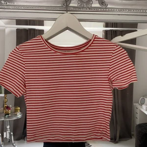 Croptop från Zara - Randig såå söt croptop från Zara🌼🌼