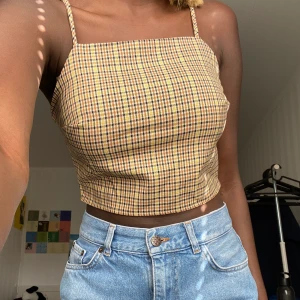 Rutig croptop - Använd 2 gånger. Riktigt bra skick. Köparen står för frakt.[Frakt 42kr]