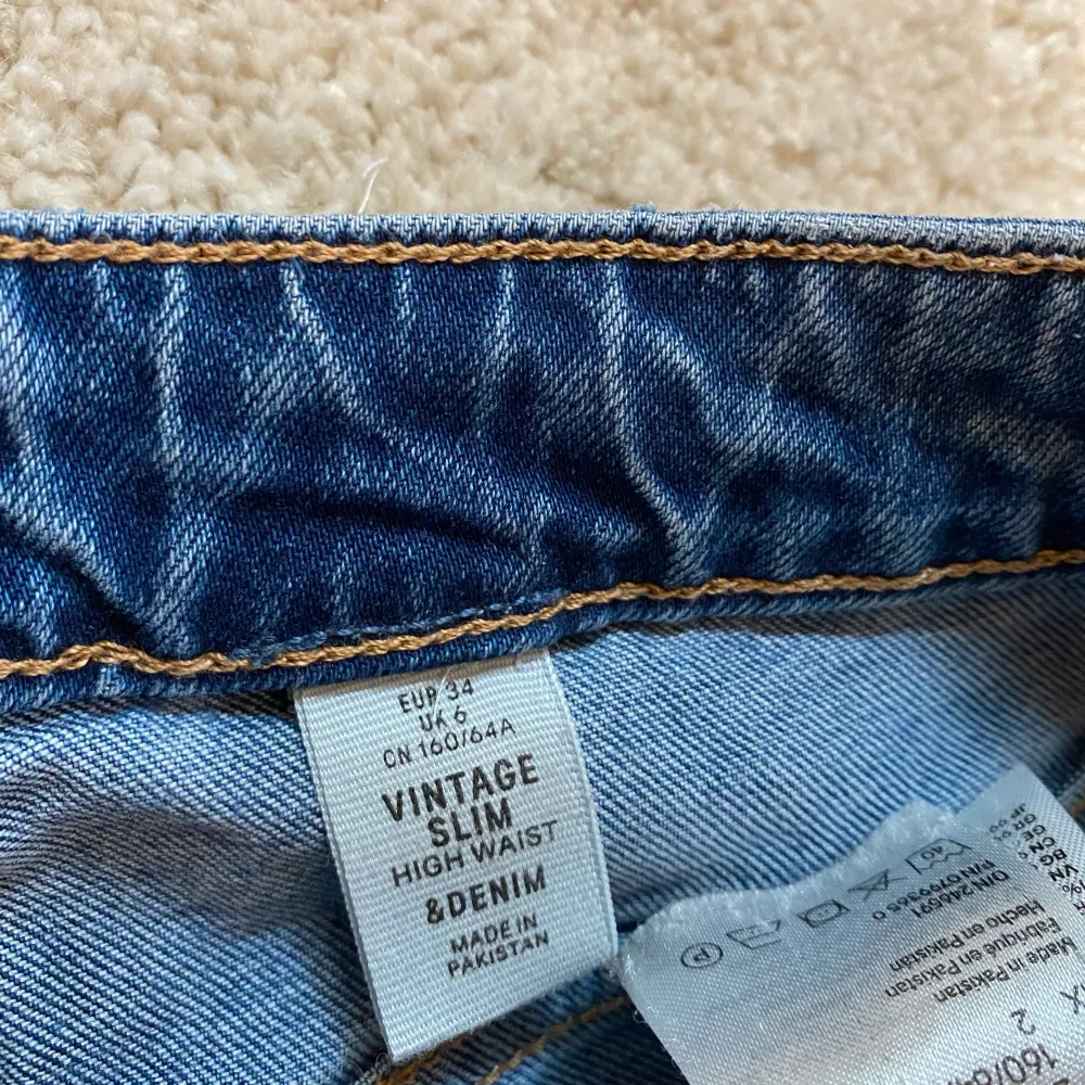 Säljer dessa jeans från hm då de inte kommer till användning för att jag har köpt nya. Sparsamt använda, de är i modellen vintage slim highwaist🤍 . Jeans & Byxor.