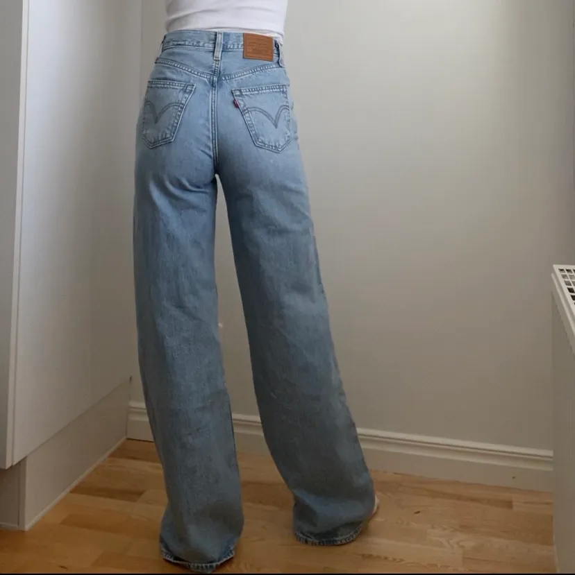 Superfina ljusblå jeans i modellen ribcage wide leg från Levi’s, jag är 170 lång, köpare står för frakt🥰🥰. Jeans & Byxor.