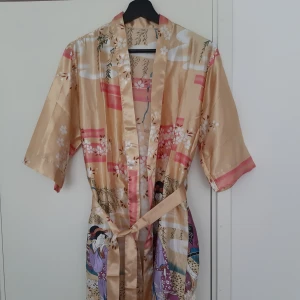 Kimono - Fin detaljerad kimono. Storlek passar S-L beroende på hur loose man vill att den ska vara :) Skön, tunn tyg. Köparen står för frakt alt hämtas i Uppsala.