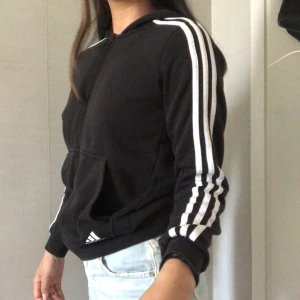 Adidas tjocktröja - Märkt storlek 152 och passar xs-s❤️ inte säker på frakt men mellan 44-66kr