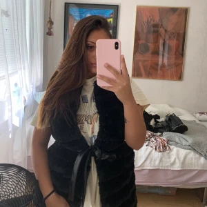 Väst - Svart väst (det är ej äkta päls) 