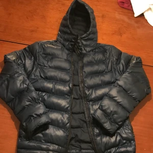 Adidas jacka - Marinblå adidasjacka i princip nyskick. Size S