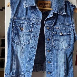 Jeansjacka  - Blå jeansjacka 