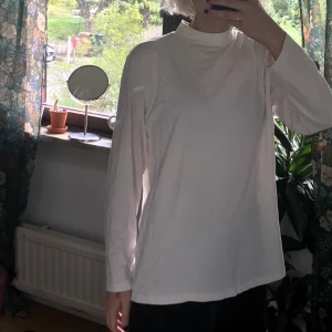 Polotröja  - Vit polotröja köpt på humana! Säljer pga den är förstor på mig ❤️