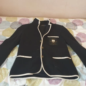 Svart Ralph Lauren Kavaj - En svart Ralph Lauren kavaj kostade 1350 kr när vi först köpte den