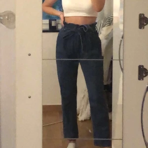 Mörkblå byxor - Skit snygga mörkblå byxor från nakd med ett band som går att knyta i midjan. Använda max 1 gång!Säljer då det inte är min stil. Betalning sker via swish(köparen står för eventuell frakt eller mötas upp!)💞💞