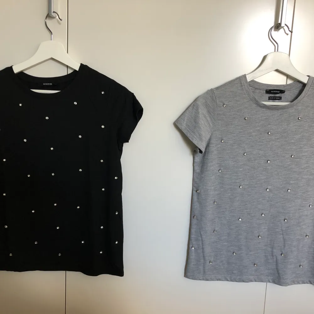 Säljer 2 fina t-shirts i nyskick ✨Storlek Xs(passar även S) ✨Knappt använda, båda är i nyskick ✨Pris: 40 kr/st  🚫Djurfritt och rökfritt hem 📍Kan mötes upp i Mölnlycke eller 📬Kan skickas mot fraktkostnad. T-shirts.