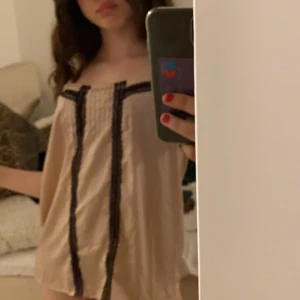 Linne från pull & bear - BUDA. Gulligt linne från pull and bear som kan göras kortare och längre på snörerna. Jag är i storlek S och den sitter fint på mig.