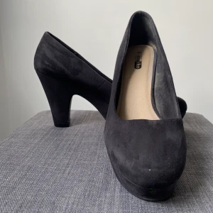 Svarta pumps i mocka imitation  - Svarta pumps i mockaimitation. Använda fåtalet gånger inne. Storlek 40. 