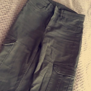 Jeans - Ett par gröna jeans från hm skit sköna och snygga!