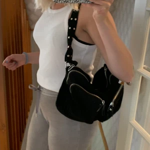 Väska  - Fin väska från Gina som påminner om nuunobag, skriv för fler bilder💗 bandet är lite trasigt därmed priset,frakt tillkommer 