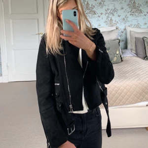 Jacka - Säljer denna jackan från Zara i mockaimitation! Perfekt att styla med nu till hösten! Aldrig använd, som ny! Pris: 200 kr. FRAKT TILLKOMMER💗🧚🏼
