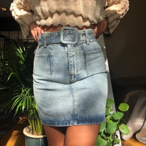 Jeanskjol ZARA - Jeanskjol från zara storlek 36. Använd två gånger, väldigt fint skick. Frakt 55 kr tillkommer.